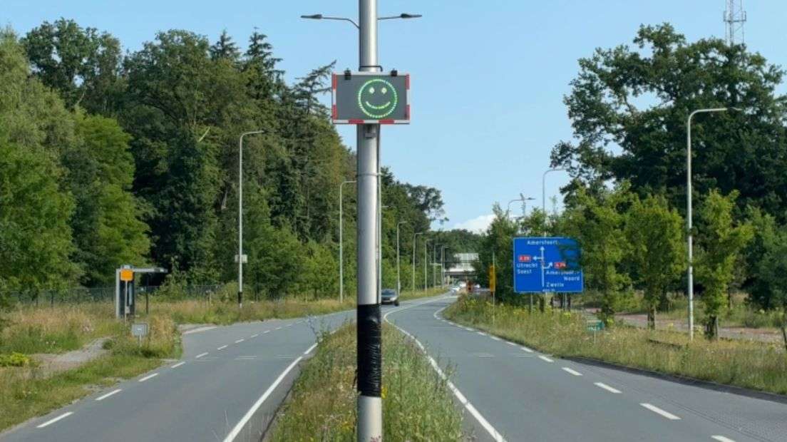 Als een automobilist zich aan de maximumsnelheid houdt, lacht de smiley.